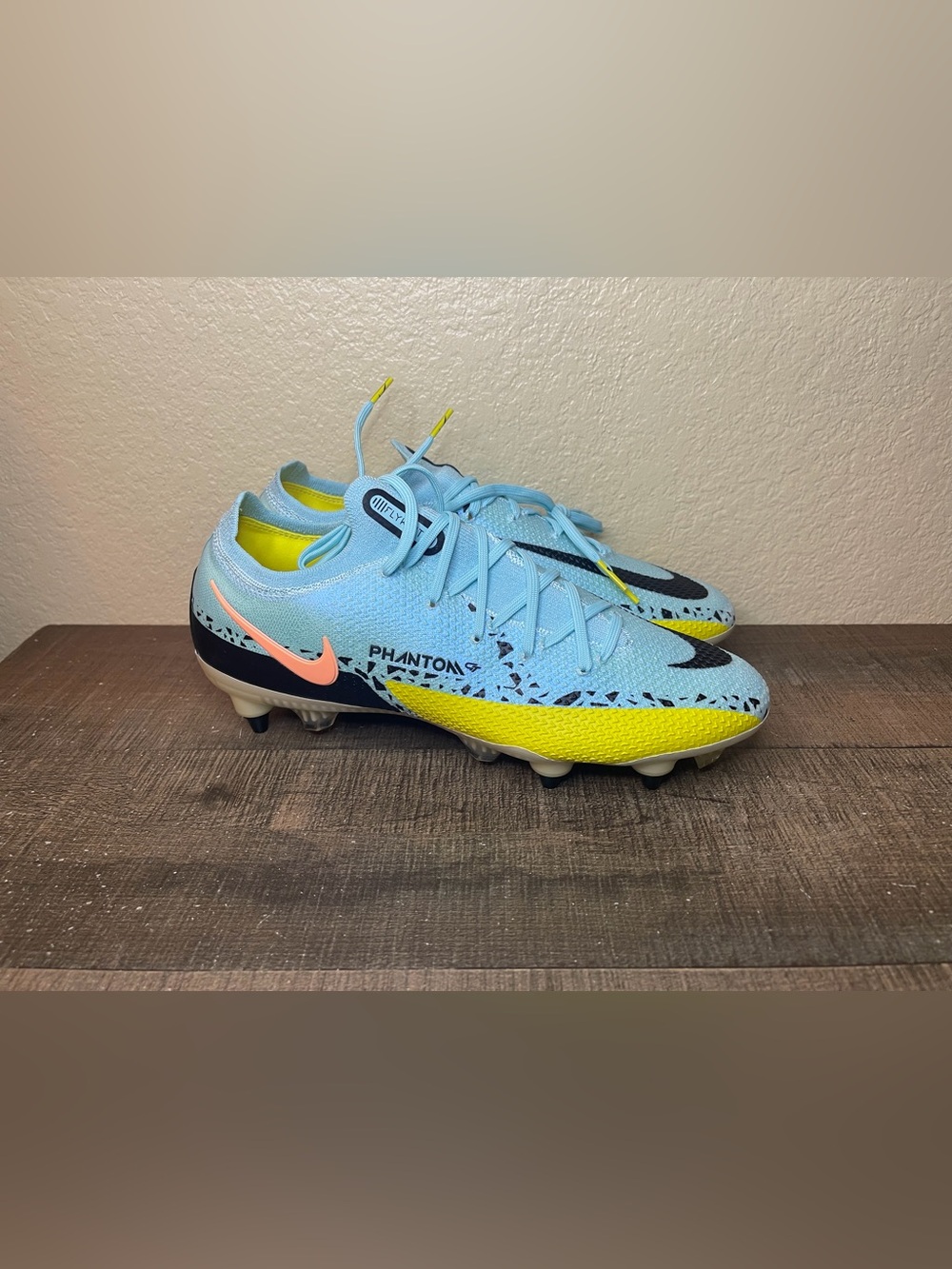 Nike Phantom GT 2 Elite SG-Pro AC “Glacier Ice Black”
- Size 8.5 Men.
